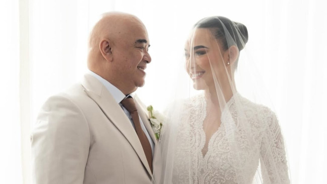 Amanda Manopo bersama ayah. [Instagram]